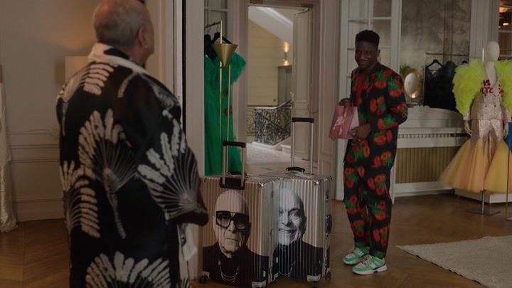 Emily_in_Paris_S02E03_WEBRip_x264-ION10_2204.jpg