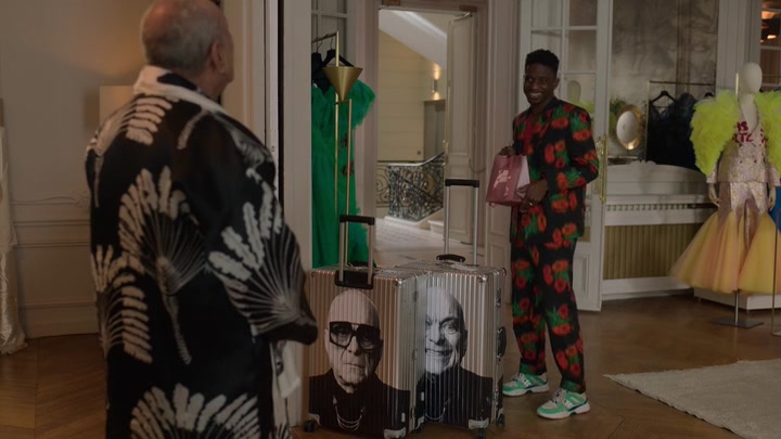 Emily_in_Paris_S02E03_WEBRip_x264-ION10_2205.jpg