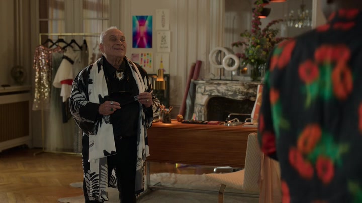 Emily_in_Paris_S02E03_WEBRip_x264-ION10_2206.jpg