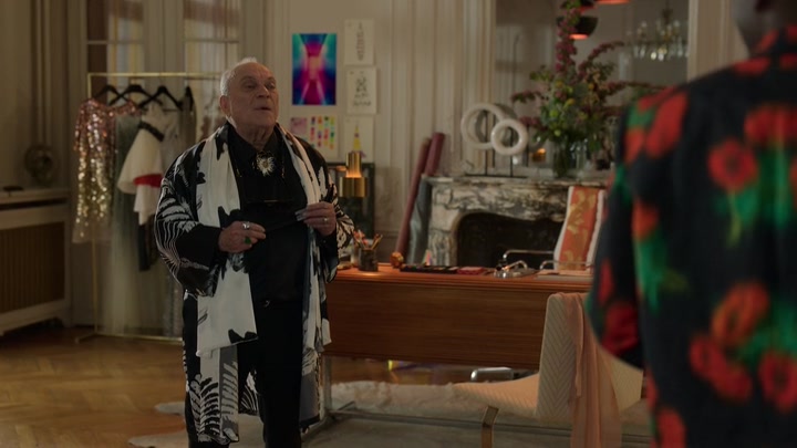 Emily_in_Paris_S02E03_WEBRip_x264-ION10_2207.jpg