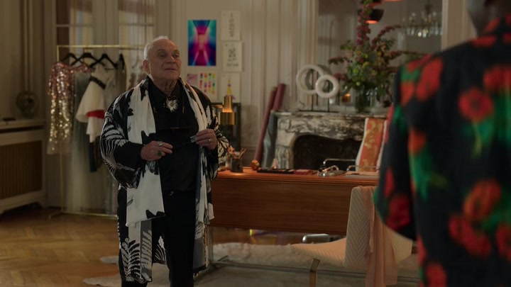 Emily_in_Paris_S02E03_WEBRip_x264-ION10_2209.jpg