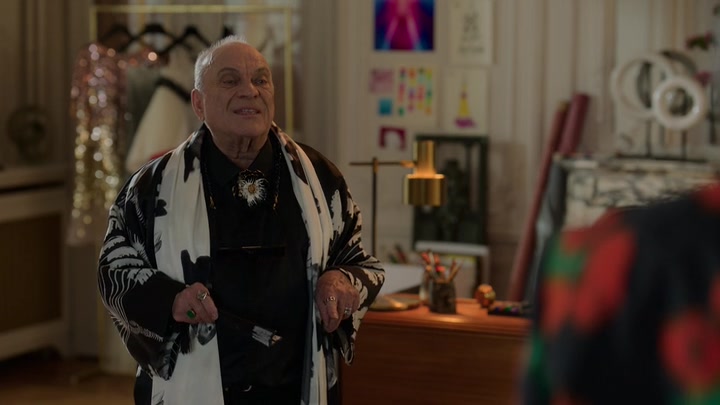 Emily_in_Paris_S02E03_WEBRip_x264-ION10_2213.jpg