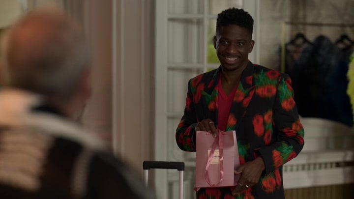 Emily_in_Paris_S02E03_WEBRip_x264-ION10_2216.jpg
