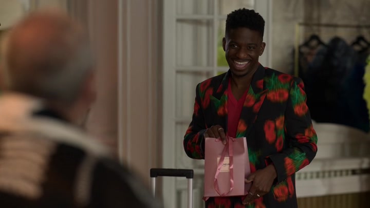 Emily_in_Paris_S02E03_WEBRip_x264-ION10_2217.jpg