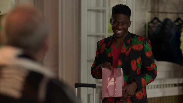 Emily_in_Paris_S02E03_WEBRip_x264-ION10_2218.jpg