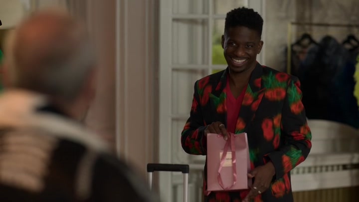 Emily_in_Paris_S02E03_WEBRip_x264-ION10_2219.jpg