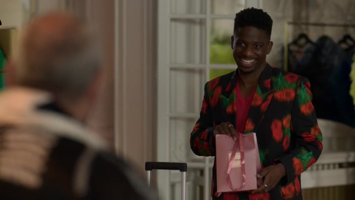 Emily_in_Paris_S02E03_WEBRip_x264-ION10_2220.jpg