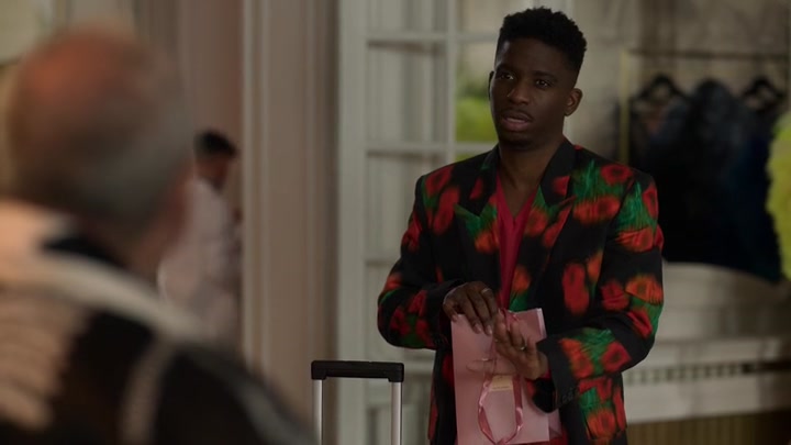 Emily_in_Paris_S02E03_WEBRip_x264-ION10_2226.jpg
