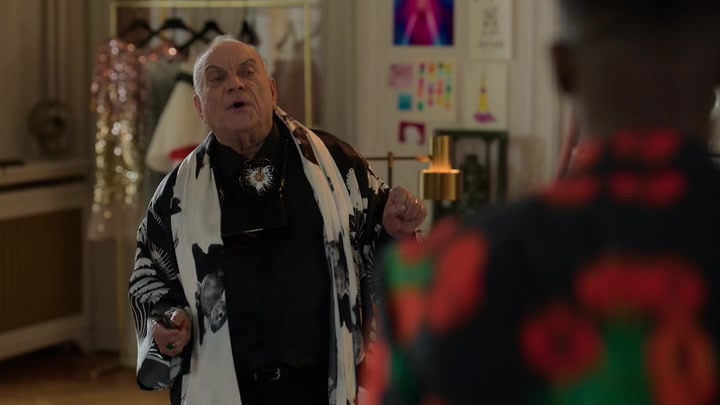 Emily_in_Paris_S02E03_WEBRip_x264-ION10_2237.jpg
