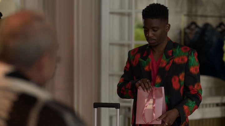 Emily_in_Paris_S02E03_WEBRip_x264-ION10_2239.jpg