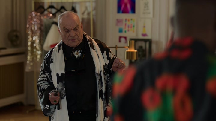Emily_in_Paris_S02E03_WEBRip_x264-ION10_2240.jpg