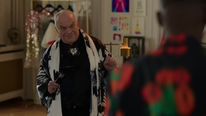 Emily_in_Paris_S02E03_WEBRip_x264-ION10_2243.jpg