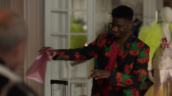 Emily_in_Paris_S02E03_WEBRip_x264-ION10_2246.jpg