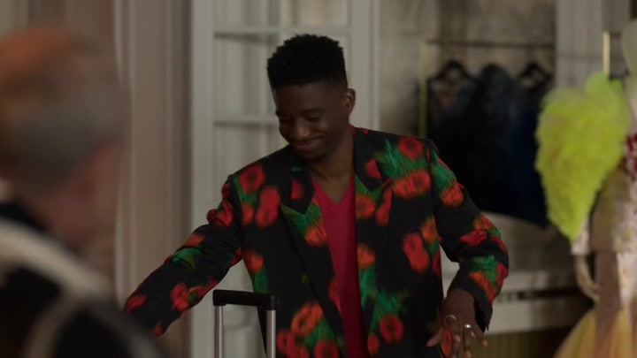 Emily_in_Paris_S02E03_WEBRip_x264-ION10_2247.jpg