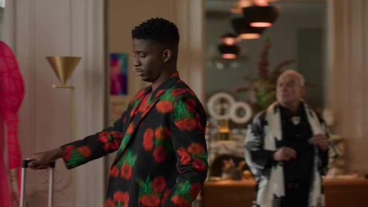 Emily_in_Paris_S02E03_WEBRip_x264-ION10_2255.jpg