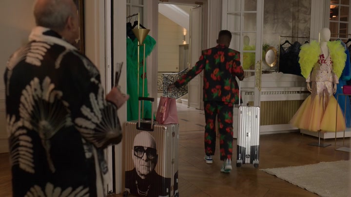 Emily_in_Paris_S02E03_WEBRip_x264-ION10_2263.jpg