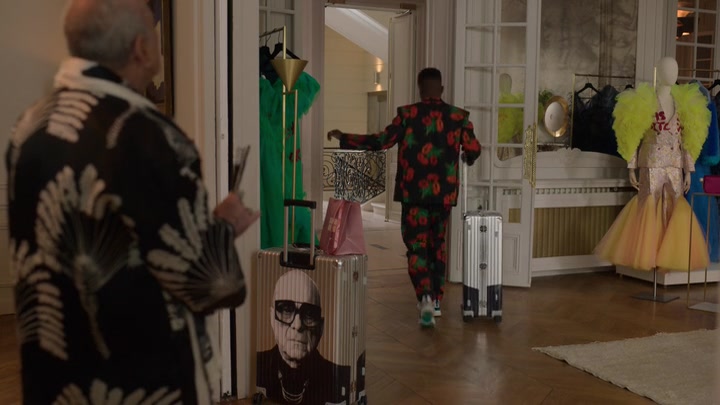 Emily_in_Paris_S02E03_WEBRip_x264-ION10_2264.jpg