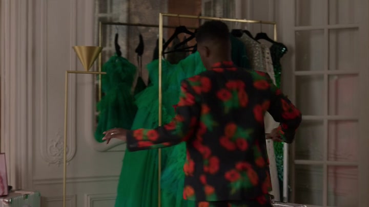 Emily_in_Paris_S02E03_WEBRip_x264-ION10_2265.jpg