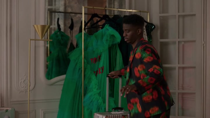 Emily_in_Paris_S02E03_WEBRip_x264-ION10_2266.jpg
