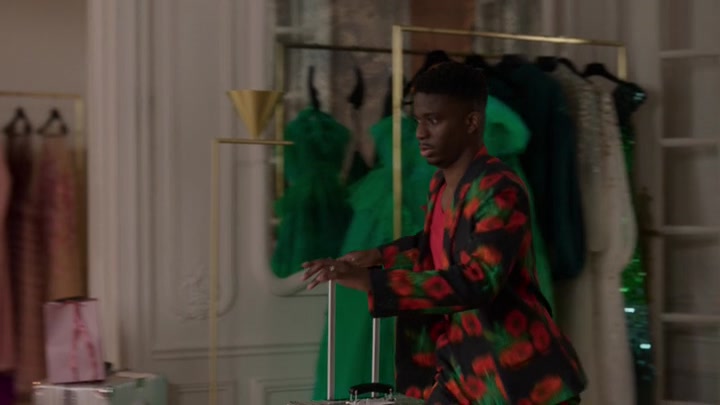 Emily_in_Paris_S02E03_WEBRip_x264-ION10_2267.jpg