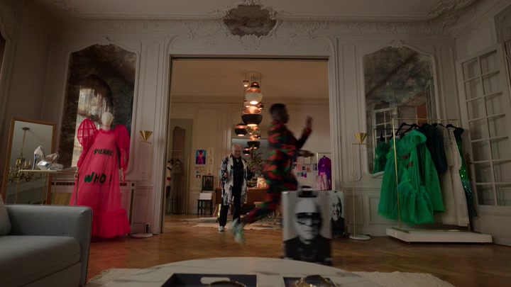 Emily_in_Paris_S02E03_WEBRip_x264-ION10_2273.jpg