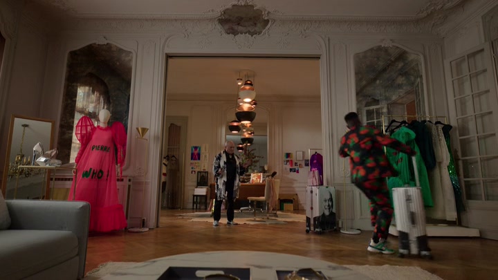 Emily_in_Paris_S02E03_WEBRip_x264-ION10_2274.jpg