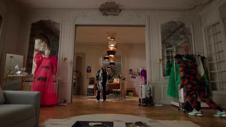Emily_in_Paris_S02E03_WEBRip_x264-ION10_2275.jpg