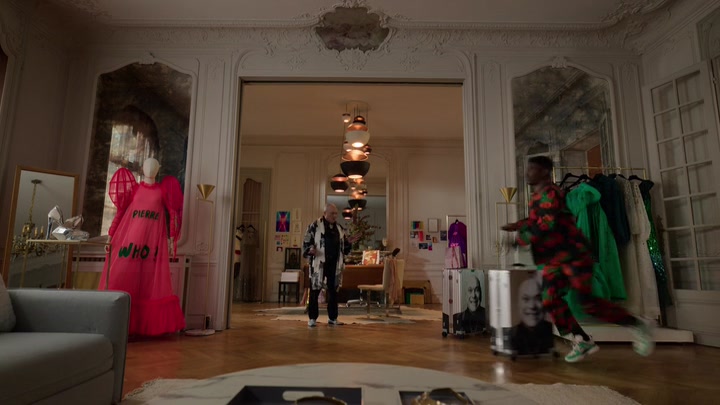 Emily_in_Paris_S02E03_WEBRip_x264-ION10_2276.jpg