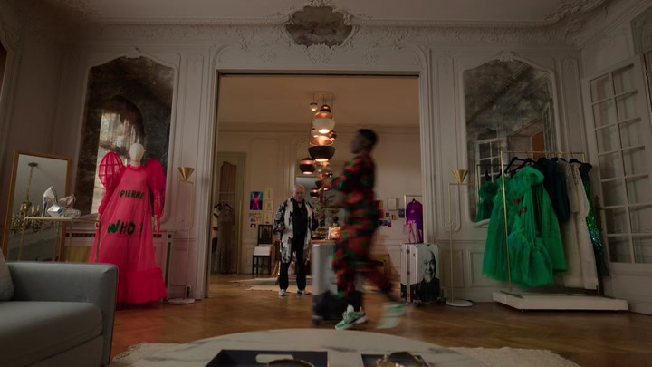 Emily_in_Paris_S02E03_WEBRip_x264-ION10_2277.jpg