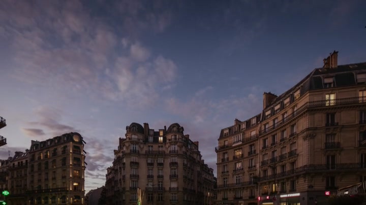Emily_in_Paris_S02E03_WEBRip_x264-ION10_2279.jpg