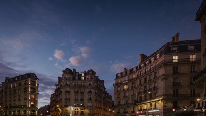 Emily_in_Paris_S02E03_WEBRip_x264-ION10_2280.jpg
