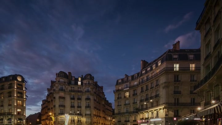 Emily_in_Paris_S02E03_WEBRip_x264-ION10_2281.jpg
