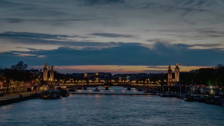Emily_in_Paris_S02E03_WEBRip_x264-ION10_2282.jpg