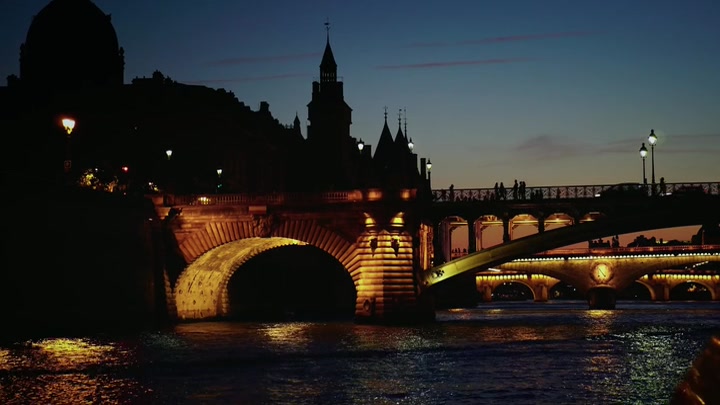 Emily_in_Paris_S02E03_WEBRip_x264-ION10_2286.jpg