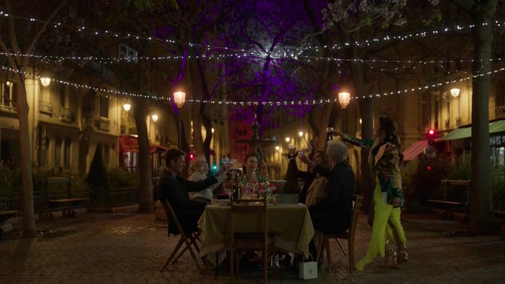 Emily_in_Paris_S02E03_WEBRip_x264-ION10_2291.jpg