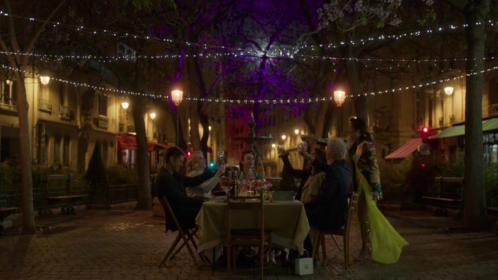 Emily_in_Paris_S02E03_WEBRip_x264-ION10_2292.jpg