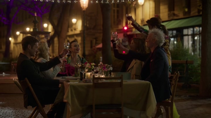 Emily_in_Paris_S02E03_WEBRip_x264-ION10_2293.jpg