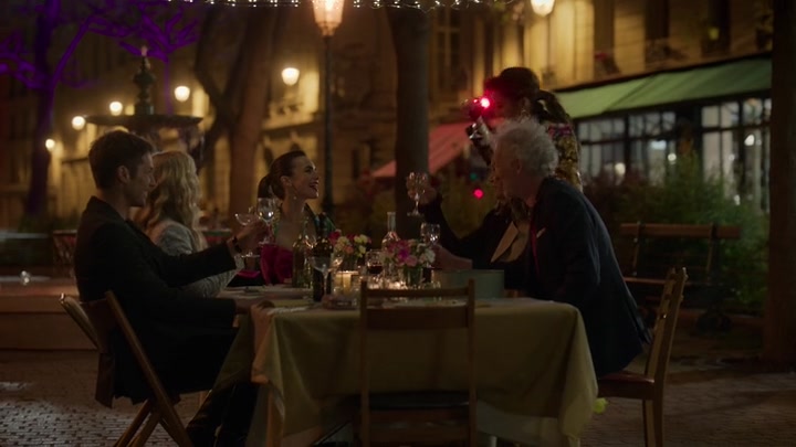 Emily_in_Paris_S02E03_WEBRip_x264-ION10_2294.jpg