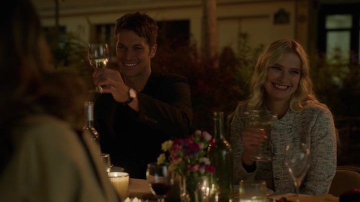Emily_in_Paris_S02E03_WEBRip_x264-ION10_2297.jpg