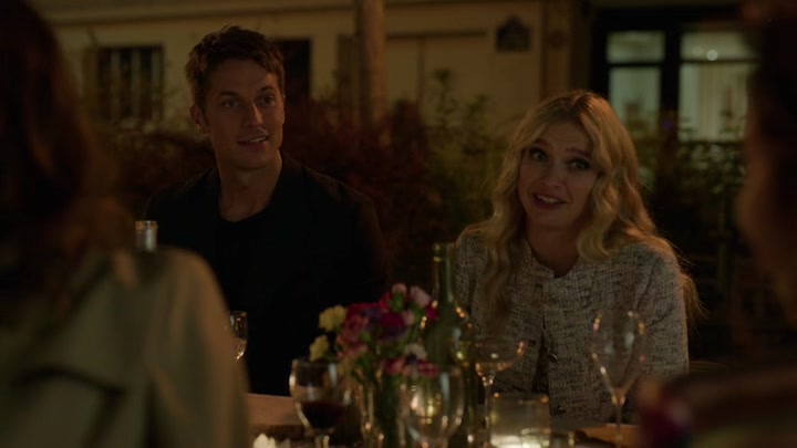 Emily_in_Paris_S02E03_WEBRip_x264-ION10_2313.jpg
