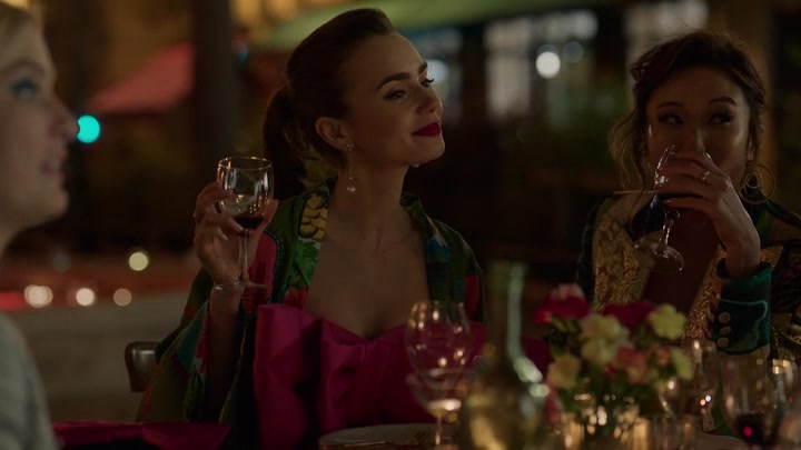 Emily_in_Paris_S02E03_WEBRip_x264-ION10_2318.jpg