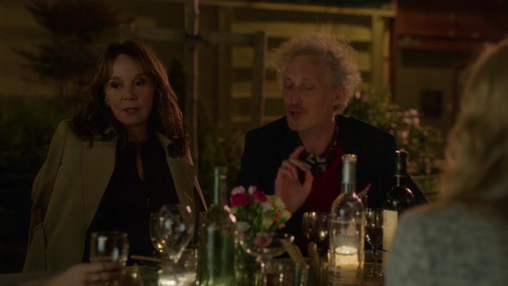 Emily_in_Paris_S02E03_WEBRip_x264-ION10_2320.jpg
