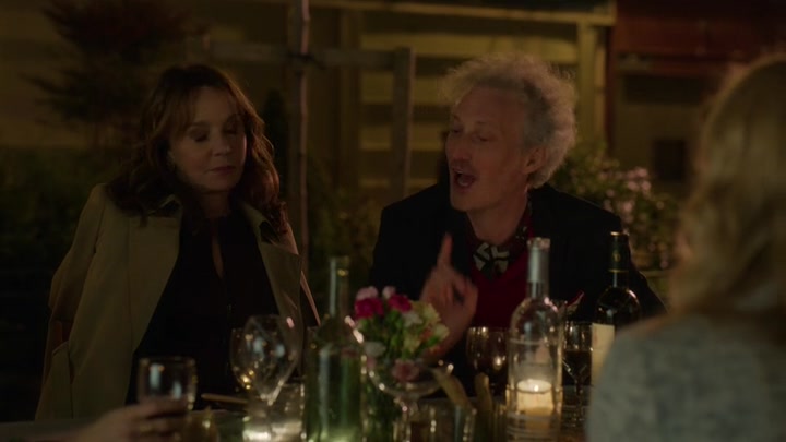 Emily_in_Paris_S02E03_WEBRip_x264-ION10_2321.jpg