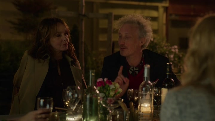 Emily_in_Paris_S02E03_WEBRip_x264-ION10_2322.jpg