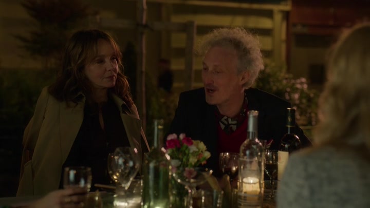 Emily_in_Paris_S02E03_WEBRip_x264-ION10_2323.jpg