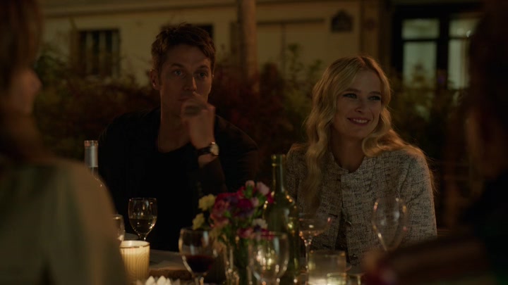 Emily_in_Paris_S02E03_WEBRip_x264-ION10_2332.jpg