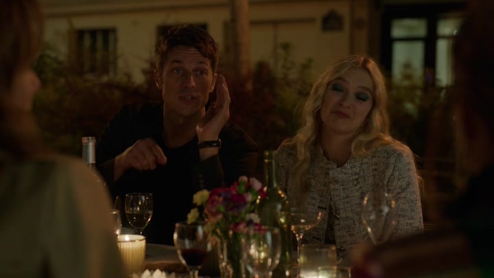 Emily_in_Paris_S02E03_WEBRip_x264-ION10_2333.jpg