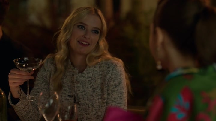 Emily_in_Paris_S02E03_WEBRip_x264-ION10_2344.jpg