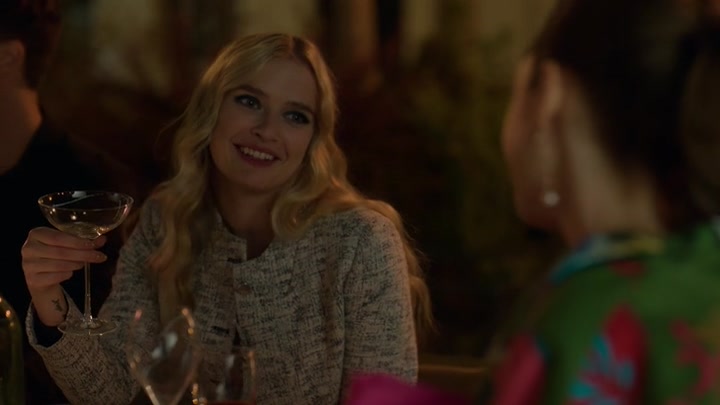 Emily_in_Paris_S02E03_WEBRip_x264-ION10_2345.jpg