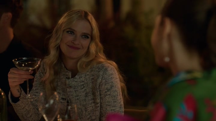 Emily_in_Paris_S02E03_WEBRip_x264-ION10_2346.jpg